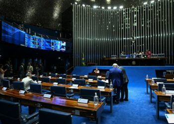 Projeto no Senado propõe isenção de Imposto de Renda para professores que ganham até R$ 10 mil