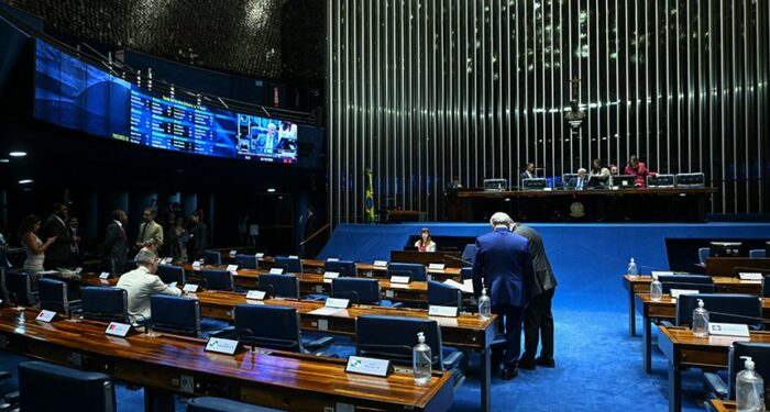 Projeto no Senado propõe isenção de Imposto de Renda para professores que ganham até R$ 10 mil