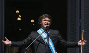 Ratinho obtém residência no Paraguai em meio a movimento de empresários brasileiros rumo ao país vizinho.