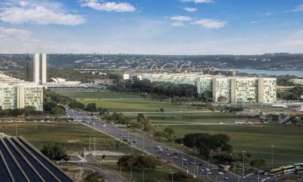 A reforma administrativa apresentada na Câmara propõe limitar cargos comissionados, criar avaliação de desempenho, regulamentar teletrabalho e extinguir privilégios, visando maior eficiência no serviço público.