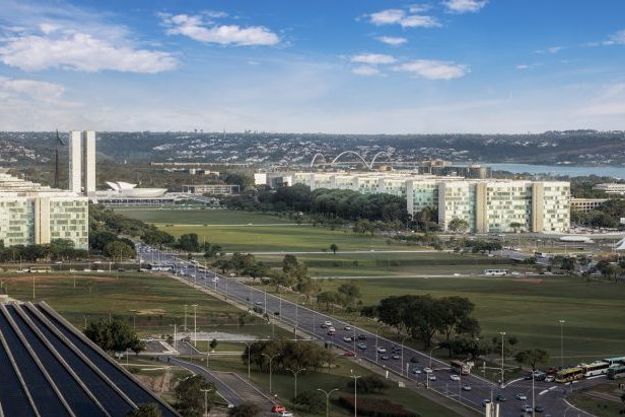 A reforma administrativa apresentada na Câmara propõe limitar cargos comissionados, criar avaliação de desempenho, regulamentar teletrabalho e extinguir privilégios, visando maior eficiência no serviço público.