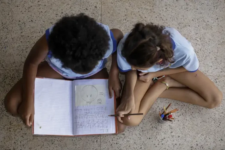 Estudo revela que 16% das crianças de até 6 anos já sofreram racismo no Brasil. A maioria dos casos ocorre em escolas e creches, segundo a Fundação Maria Cecilia Souto Vidigal.
