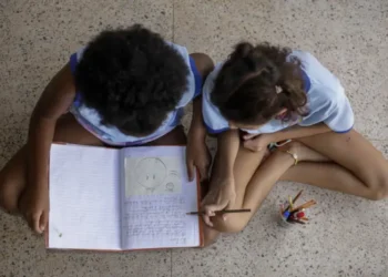 Estudo revela que 16% das crianças de até 6 anos já sofreram racismo no Brasil. A maioria dos casos ocorre em escolas e creches, segundo a Fundação Maria Cecilia Souto Vidigal.
