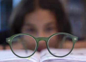 Miopia infantil cresce em ritmo acelerado no Brasil e no mundo. Especialistas apontam excesso de telas e falta de luz natural como principais causas. Veja como prevenir e proteger a visão das crianças.