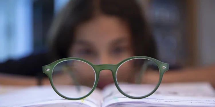 Miopia infantil cresce em ritmo acelerado no Brasil e no mundo. Especialistas apontam excesso de telas e falta de luz natural como principais causas. Veja como prevenir e proteger a visão das crianças.