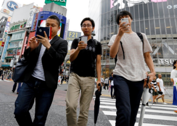 Cidade japonesa testa restrição de smartphones para incentivar hábitos mais saudáveis.