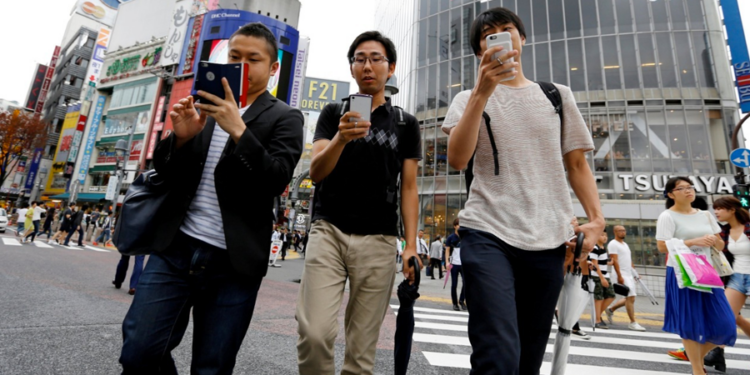 Cidade japonesa testa restrição de smartphones para incentivar hábitos mais saudáveis.