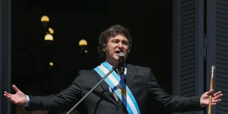 Partido “A Liberdade Avança” amplia poder no Congresso e consolida base política de Milei.