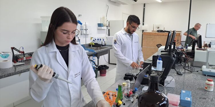 UEPB cria tecnologia inédita para detectar metanol em bebidas e reforça combate a intoxicações no Brasil.