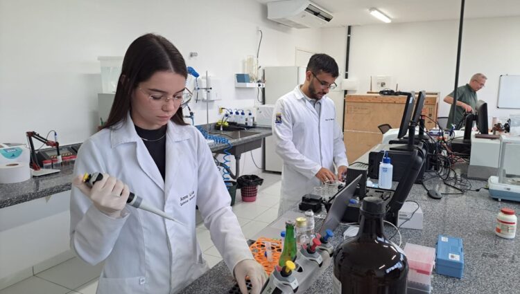 UEPB cria tecnologia inédita para detectar metanol em bebidas e reforça combate a intoxicações no Brasil.