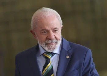 Lula diz que Trump prometeu acordo rápido para rever tarifas de 50% impostas aos produtos brasileiros.