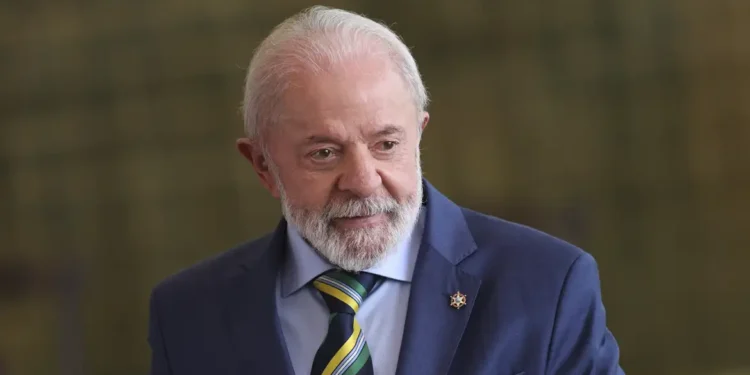 Lula diz que Trump prometeu acordo rápido para rever tarifas de 50% impostas aos produtos brasileiros.