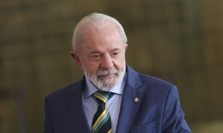Lula diz que Trump prometeu acordo rápido para rever tarifas de 50% impostas aos produtos brasileiros.