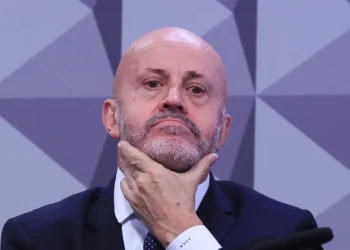 Ex-diretor do INSS admite ter recebido R$ 2 milhões de empresas ligadas ao “Careca do INSS”, mas nega envolvimento em fraude.