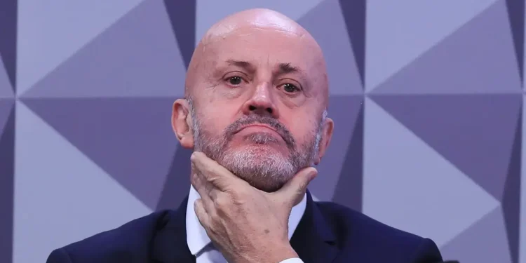 Ex-diretor do INSS admite ter recebido R$ 2 milhões de empresas ligadas ao “Careca do INSS”, mas nega envolvimento em fraude.