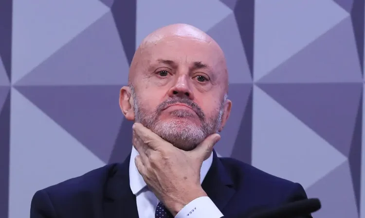 Ex-diretor do INSS admite ter recebido R$ 2 milhões de empresas ligadas ao “Careca do INSS”, mas nega envolvimento em fraude.