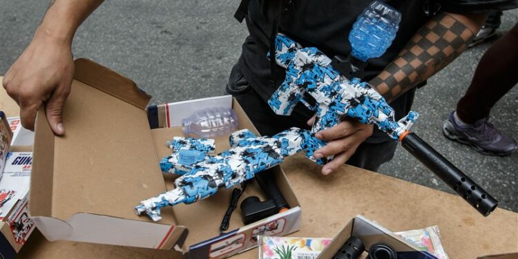 Após casos de violência, Alerj aprova lei que veta as chamadas gel blasters em todo o estado do Rio de Janeiro.