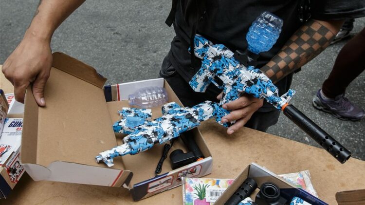 Após casos de violência, Alerj aprova lei que veta as chamadas gel blasters em todo o estado do Rio de Janeiro.