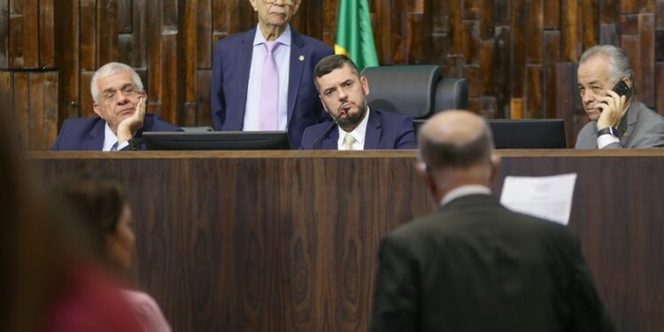 Alerj aprova fundo para mudanças climáticas no RJ, com recursos de royalties do pré-sal.