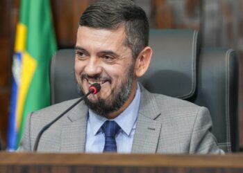 A proposta de Rodrigo Bacellar garante diagnóstico e tratamento gratuito de Pé Torto Congênito em bebês, com uso do método Ponseti e campanhas de conscientização.