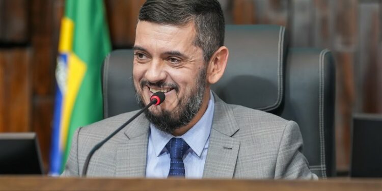 A proposta de Rodrigo Bacellar garante diagnóstico e tratamento gratuito de Pé Torto Congênito em bebês, com uso do método Ponseti e campanhas de conscientização.