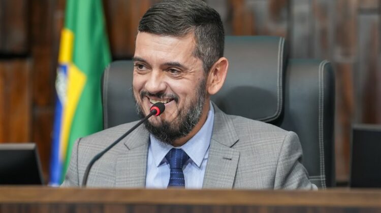 A proposta de Rodrigo Bacellar garante diagnóstico e tratamento gratuito de Pé Torto Congênito em bebês, com uso do método Ponseti e campanhas de conscientização.