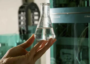 Casos suspeitos de intoxicação por metanol sobem para 43 no Brasil. Uma morte confirmada em São Paulo e sete em investigação. PF apura adulteração de bebidas.