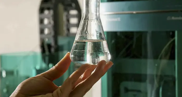 Casos suspeitos de intoxicação por metanol sobem para 43 no Brasil. Uma morte confirmada em São Paulo e sete em investigação. PF apura adulteração de bebidas.