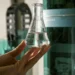 Casos suspeitos de intoxicação por metanol sobem para 43 no Brasil. Uma morte confirmada em São Paulo e sete em investigação. PF apura adulteração de bebidas.
