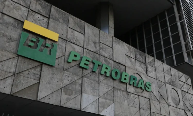 Ibama autoriza a Petrobras a perfurar poço exploratório na Foz do Amazonas, após cinco anos de análise. Decisão ocorre a poucos dias da COP30 e recebe críticas de ambientalistas.
