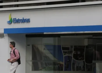 Eletrobras muda de nome para Axia Energia e busca consolidar nova identidade após privatização.