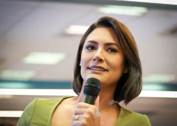 Em evento do PL Mulher, Michelle Bolsonaro critica Lula e Janja e fala em “esquerda maldita” e “engano religioso”.
