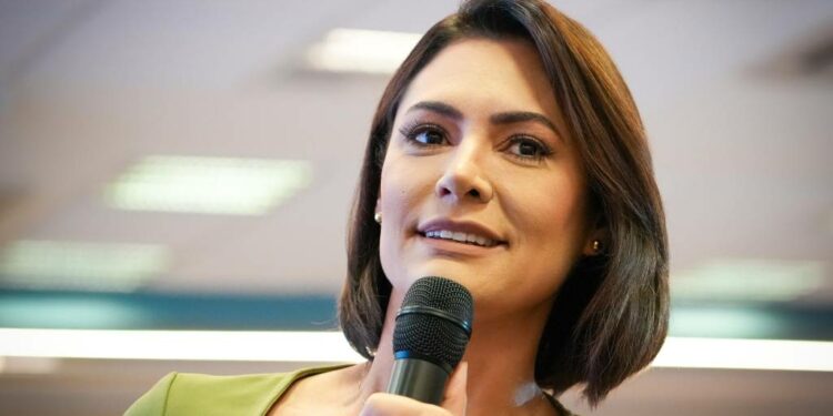 Em evento do PL Mulher, Michelle Bolsonaro critica Lula e Janja e fala em “esquerda maldita” e “engano religioso”.