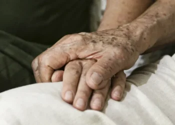 Aos 82 anos, Milton Nascimento foi diagnosticado com demência por corpos de Lewy, terceira forma mais comum de síndrome demencial. Saiba quais são os sintomas, diferenças para o Alzheimer, relação com o Parkinson e os fatores de prevenção.