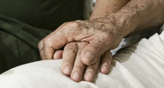 Aos 82 anos, Milton Nascimento foi diagnosticado com demência por corpos de Lewy, terceira forma mais comum de síndrome demencial. Saiba quais são os sintomas, diferenças para o Alzheimer, relação com o Parkinson e os fatores de prevenção.