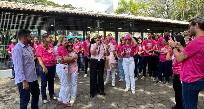 Moradores de Maruípe se reuniram na Praça do Eucalipto em um ato do Outubro Rosa. A ação destacou a prevenção do câncer de mama e do colo do útero, combate ao preconceito e apoio às pacientes em tratamento.