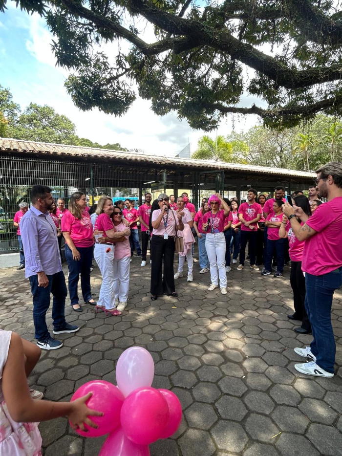 Moradores de Maruípe se reuniram na Praça do Eucalipto em um ato do Outubro Rosa. A ação destacou a prevenção do câncer de mama e do colo do útero, combate ao preconceito e apoio às pacientes em tratamento.