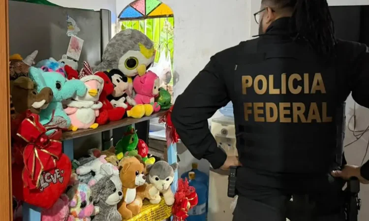 Operação nacional da PF contra abuso infantil prende quatro homens no Rio de Janeiro; mandados foram cumpridos em 16 estados.