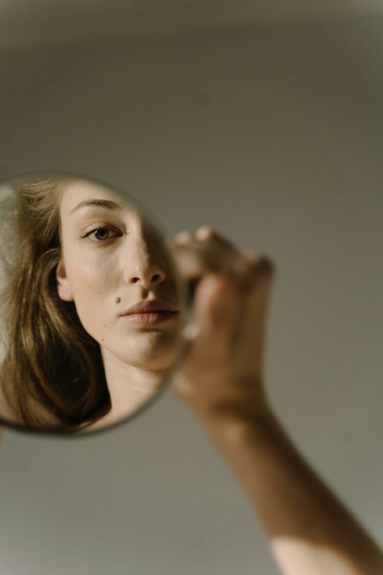 Entenda como prevenir o “rosto de Ozempic”, efeito da perda de peso rápida que causa flacidez e envelhecimento facial.