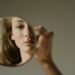 Entenda como prevenir o “rosto de Ozempic”, efeito da perda de peso rápida que causa flacidez e envelhecimento facial.