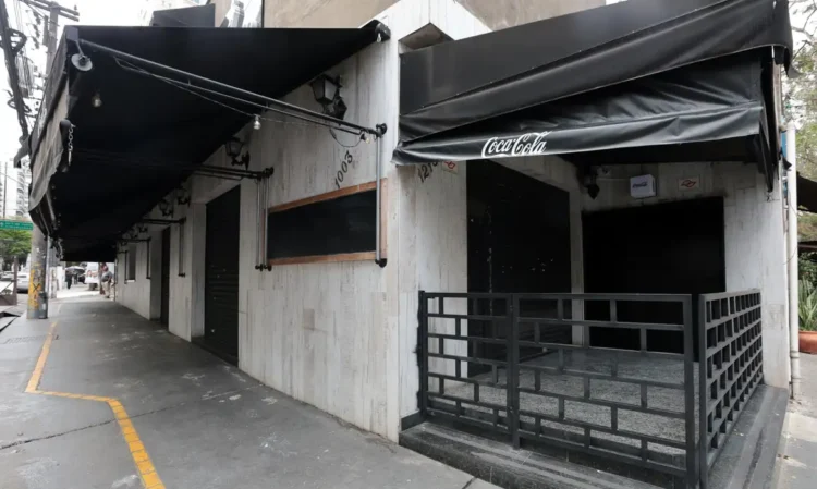 Seis bares e distribuidoras de bebidas alcoólicas foram interditados em São Paulo por suspeita de comercialização de produtos adulterados. Fiscalização envolveu Saúde, Segurança Pública, Fazenda e Justiça.