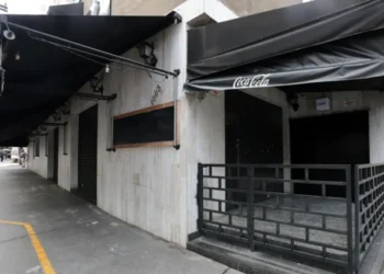 Seis bares e distribuidoras de bebidas alcoólicas foram interditados em São Paulo por suspeita de comercialização de produtos adulterados. Fiscalização envolveu Saúde, Segurança Pública, Fazenda e Justiça.