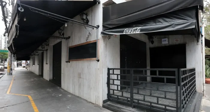 Seis bares e distribuidoras de bebidas alcoólicas foram interditados em São Paulo por suspeita de comercialização de produtos adulterados. Fiscalização envolveu Saúde, Segurança Pública, Fazenda e Justiça.