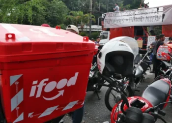 Supremo Tribunal Federal começa julgamento sobre a validade do vínculo empregatício de motoristas e entregadores de aplicativos, com argumentos das plataformas, trabalhadores e Advocacia-Geral da União.