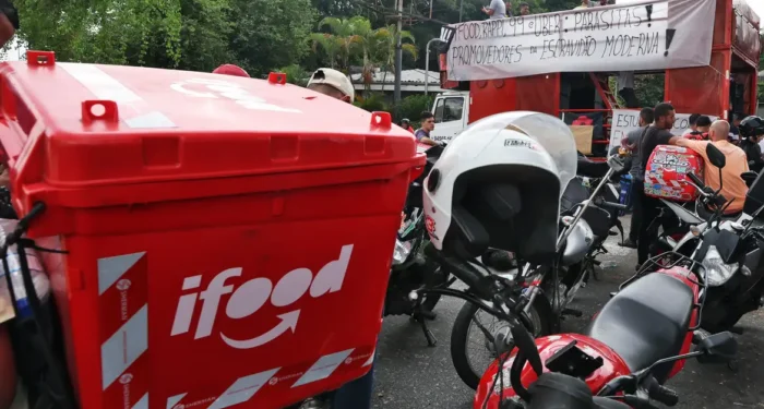 Supremo Tribunal Federal começa julgamento sobre a validade do vínculo empregatício de motoristas e entregadores de aplicativos, com argumentos das plataformas, trabalhadores e Advocacia-Geral da União.