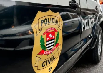 Polícia fecha fábrica clandestina de uísque, gim e vodca em Americana. Duas pessoas são presas e governo de SP confirma mortes por intoxicação com metanol.