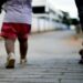 O Governo Federal regulamentou a pensão especial para órfãos do feminicídio. O benefício garante um salário mínimo por mês a filhos e dependentes de mulheres vítimas do crime, mediante solicitação no INSS.