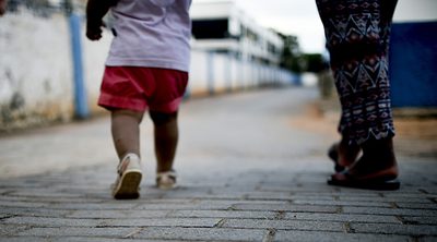 O Governo Federal regulamentou a pensão especial para órfãos do feminicídio. O benefício garante um salário mínimo por mês a filhos e dependentes de mulheres vítimas do crime, mediante solicitação no INSS.