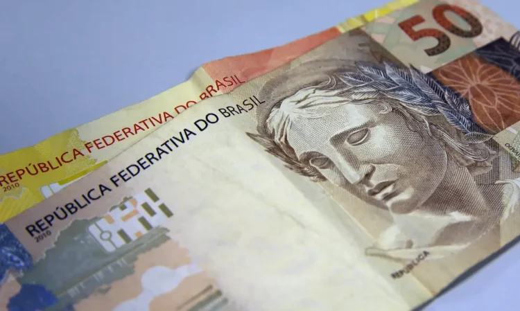 A Câmara dos Deputados aprovou projeto que amplia a faixa de isenção do Imposto de Renda para salários de até R$ 5 mil e reduz a cobrança para até R$ 7.350. Especialistas destacam impacto positivo no consumo, na renda das famílias e na economia.