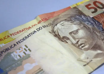 A Câmara dos Deputados aprovou projeto que amplia a faixa de isenção do Imposto de Renda para salários de até R$ 5 mil e reduz a cobrança para até R$ 7.350. Especialistas destacam impacto positivo no consumo, na renda das famílias e na economia.
